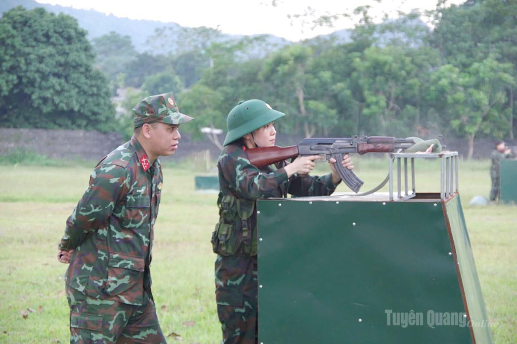 Sĩ quan, quân nhân chuyên nghiệp thực hành bắn súng tại thao trường.