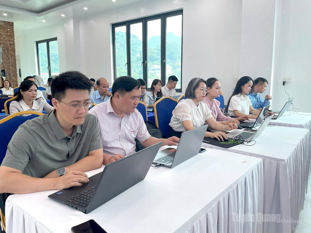 Các học viên tham gia lớp bồi dưỡng tại điểm phường Hà Giang 1.