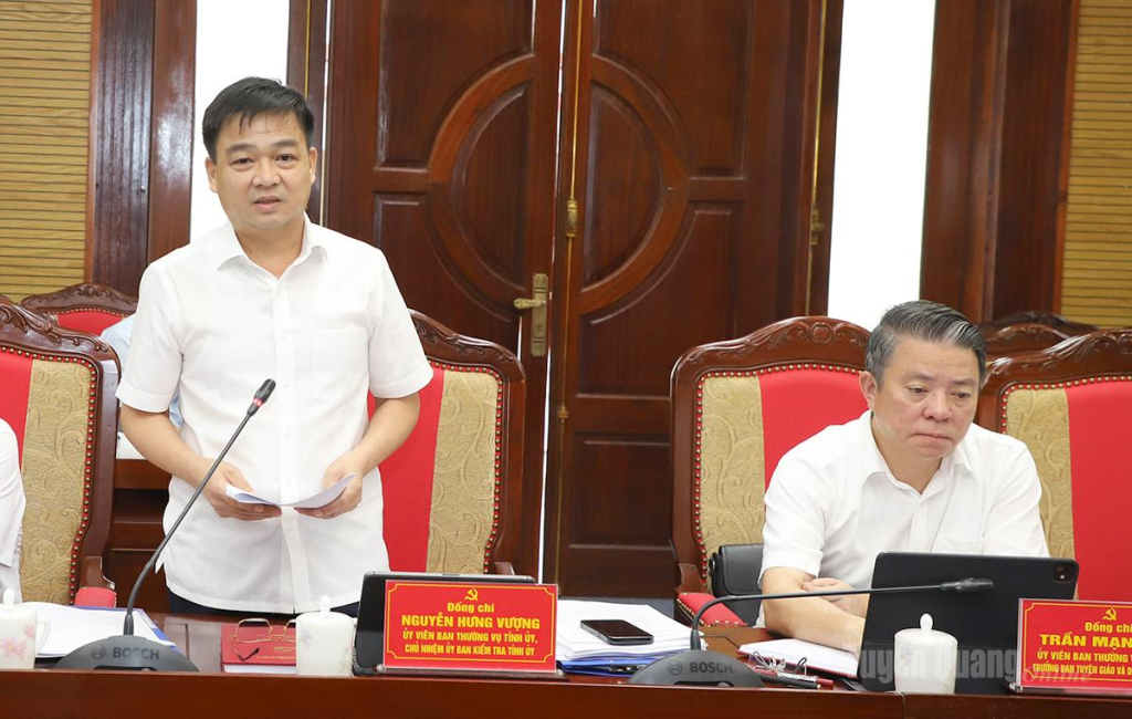 Chủ nhiệm UBKT Tỉnh ủy Nguyễn Hưng Vượng thảo luận tại hội nghi.