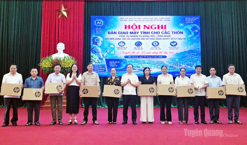 Lãnh đạo xã Bắc Quang bàn giao máy tính cho các thôn.