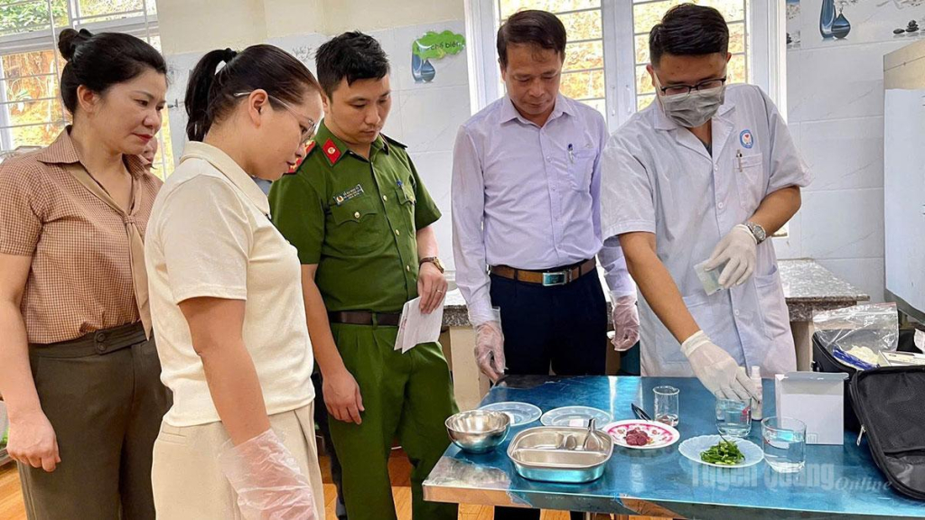  Đoàn kiểm tra của xã Xuân Vân kiểm tra thực tế tại bếp ăn Trường Mầm non Phúc Ninh, xã Xuân Vân.