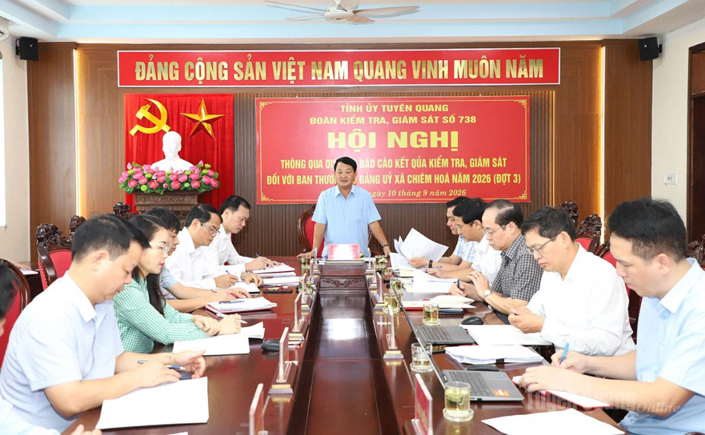 Bí thư Tỉnh ủy Hầu A Lềnh phát biểu tại hội nghị.