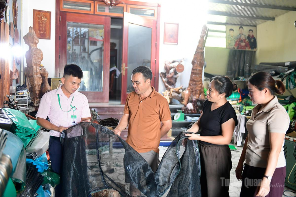 Cán bộ Phòng Giao dịch Ngân hàng Chính sách xã hội Yên Sơn kiểm tra phát huy hiệu quả nguồn vốn vay tín dụng chính sách trên địa bàn xã Yên Sơn.