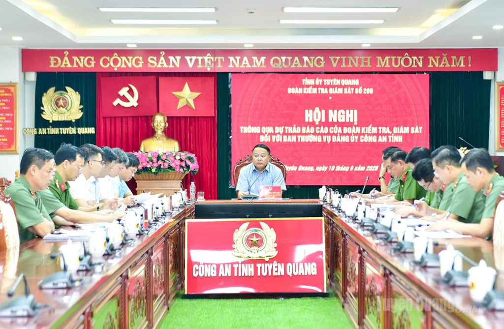 Toàn cảnh buổi làm việc.