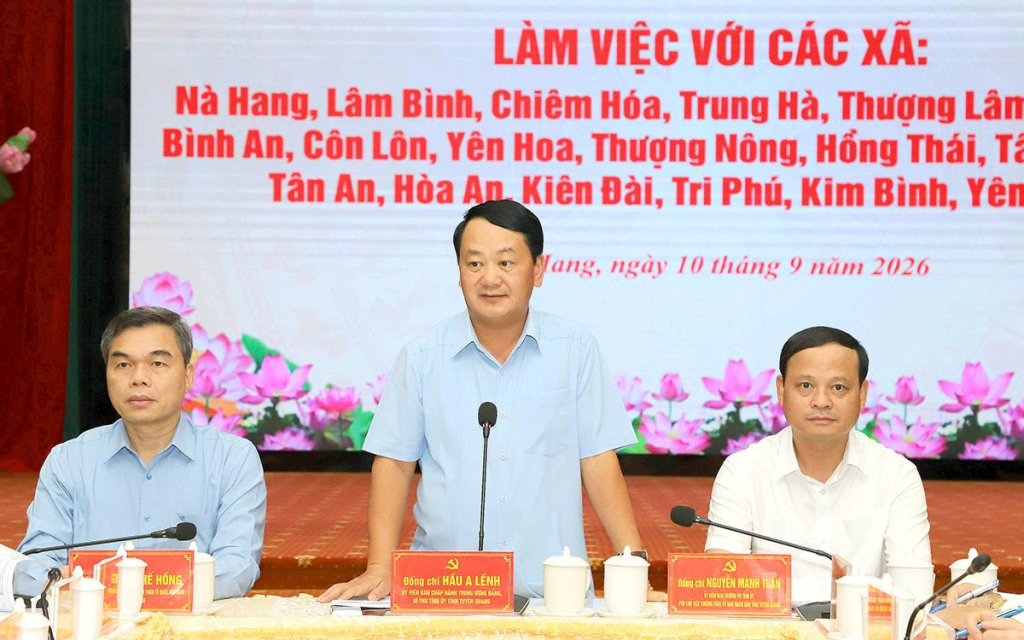 Bí thưTỉnh ủy Hầu A Lềnh phát biểu kết luận buổi làm việc.