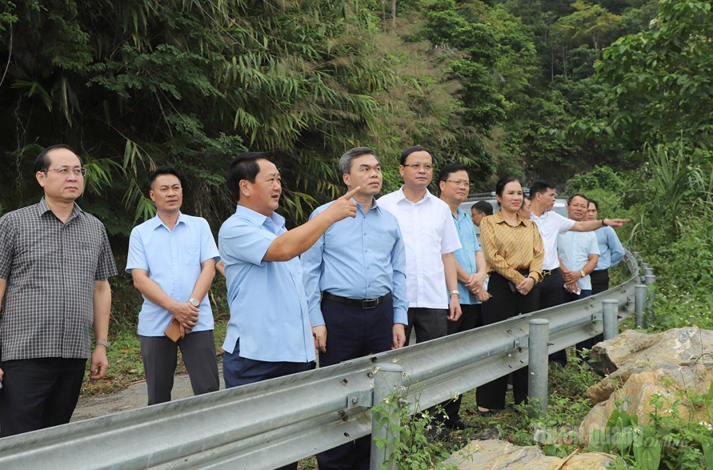Bí thư Tỉnh ủy Hầu A Lềnh khảo sát khu vực lòng hồ Thủy điện Tuyên Quang.