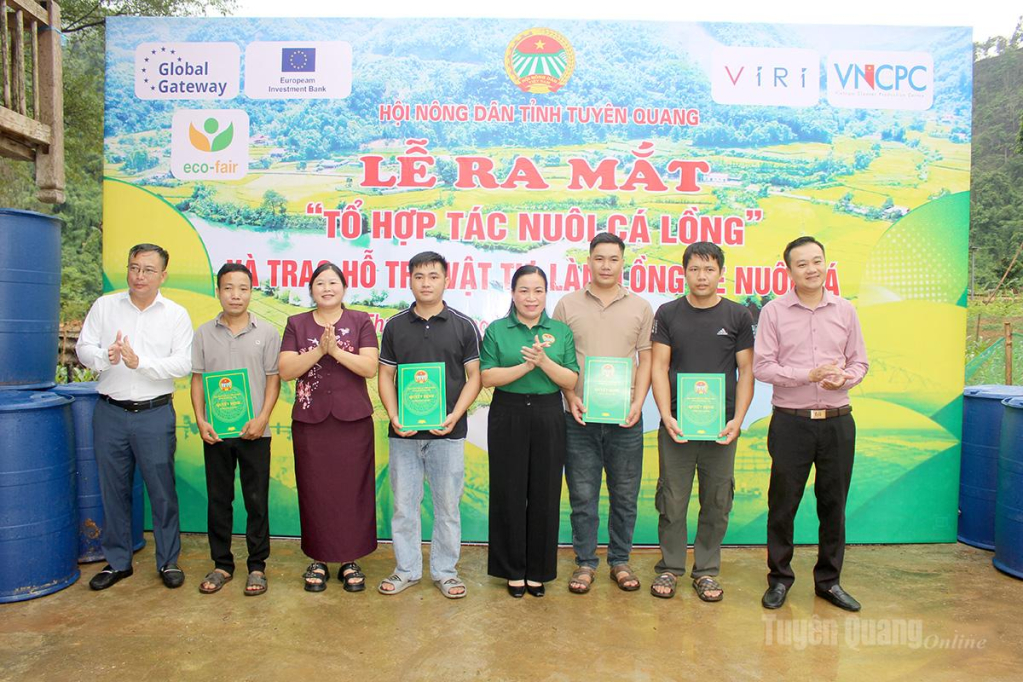 Lãnh đạo Hội Noing dân tỉnh trao Quyết định ra mắt 4 tổ hợp tác nuôi cá lồng tại xã Thuận Hoà.