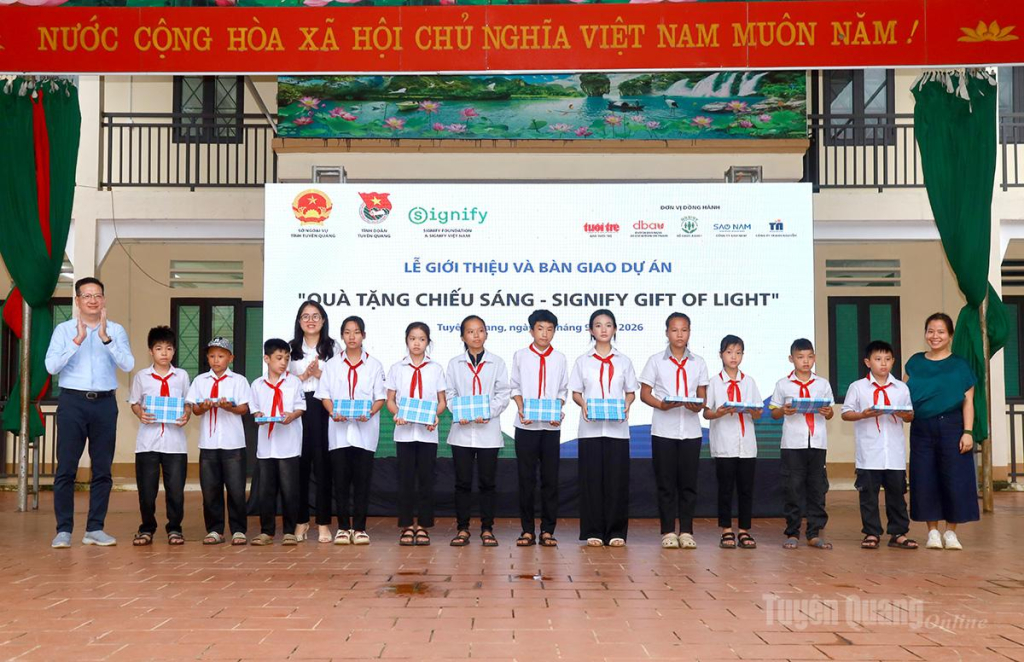 Ban tổ chức trao học bổng cho 12 học sinh có hoàn cảnh khó khăn đạt thành tích tốt trong học tập tại trường THCS Việt Vinh, xã Bắc Quang.