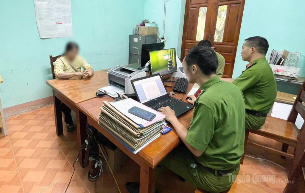 Công an xã Thái Hòa làm việc với đối tượng đưa, chia sẻ thông tin sai sự thật trên mạng xã hội.
