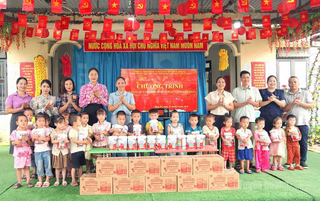 Lãnh đạo Trung tâm Văn hóa, Thể thao Thanh thiếu nhi tỉnh trao quà cho các em học sinh Trường Mầm non Tùng Bá, xã Tùng Bá.