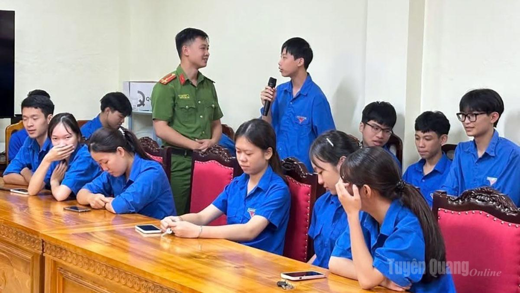 Đoàn viên, thanh niên phường Hà Giang 1 trực tiếp trao đổi những tâm tư tại các buổi tuyên truyền về tác hại của ma túy.