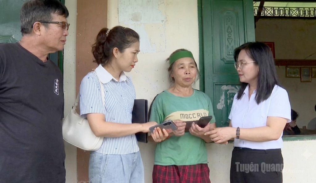 Lãnh đạo Quỹ Bảo vệ và Phát triển rừng trao đổi với người dân thụ hưởng chính sách chi trả dịch vụ môi trường rừng.