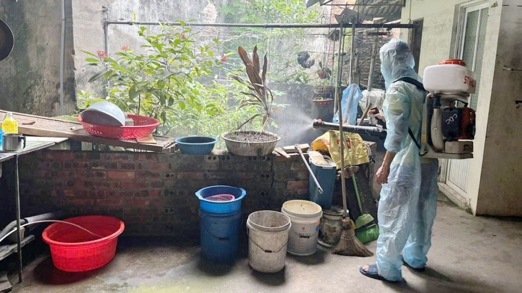 Cán bộ Trung tâm Kiểm soát bệnh tật tỉnh phun khử khuẩn tại hộ dân trên địa bàn phường Minh Xuân.