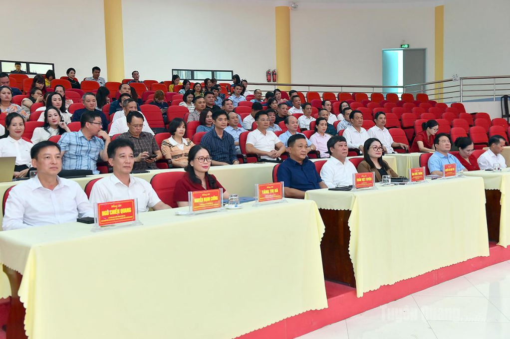 Các đồng chí Ban Giám đốc Báo và phát thanh, truyền hình Tuyên Quang và các đại biểu dự gặp mặt.
