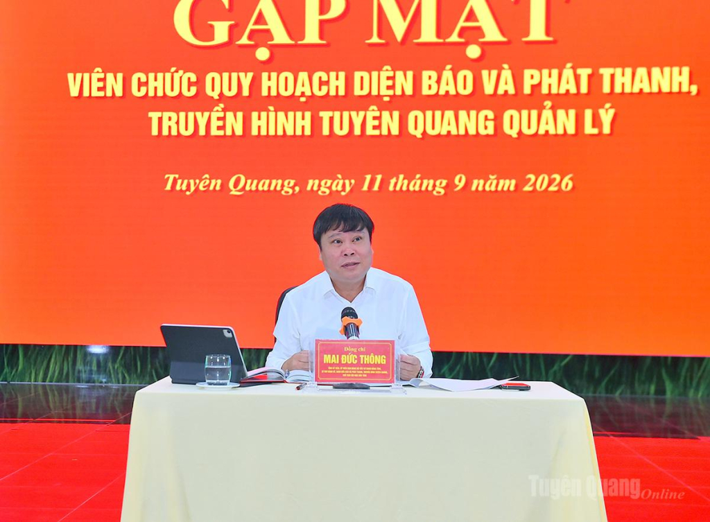 Đồng chí Bí thư Đảng ủy, Giám đốc Báo và phát thanh, truyền hình Tuyên Quang Mai Đức Thông chủ trì thảo luận tại gặp mặt.