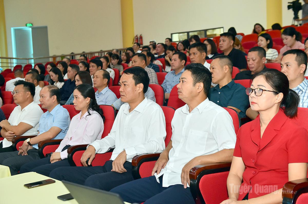 Cán bộ, viên chức Báo và phát thanh, truyền hình Tuyên Quang dự gặp mặt.