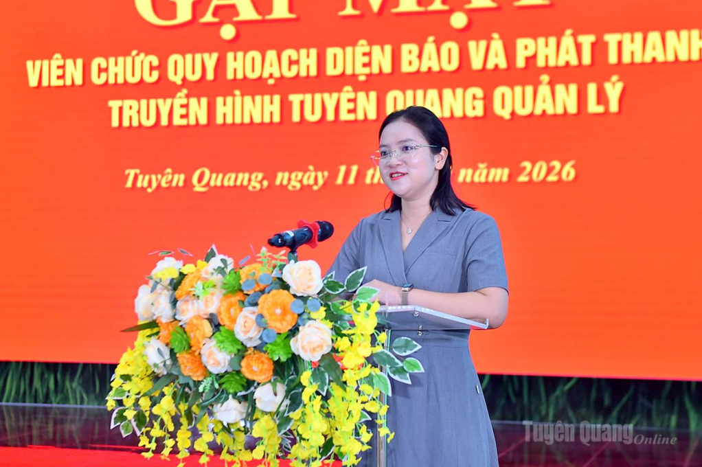 Nhà báo Nguyễn Thị Trần Trang, Phó Trưởng phòng Chuyên đề Báo và phát thanh, truyền hình Tuyên Quang phát biểu tại buổi gặp mặt.