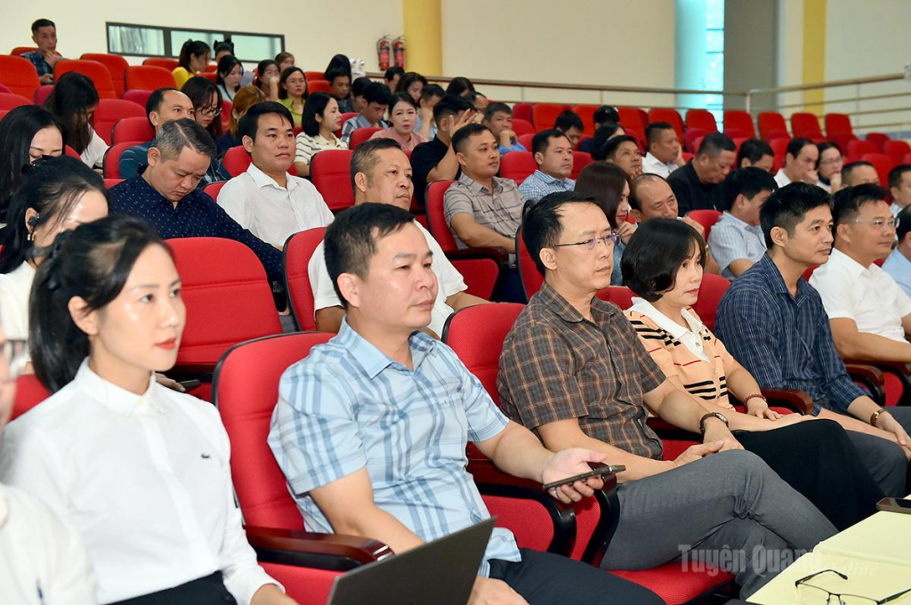 Cán bộ, viên chức Báo và phát thanh, truyền hình Tuyên Quang dự gặp mặt.