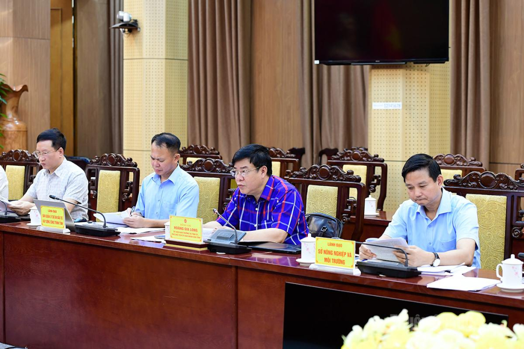 Đồng chí Hoàng Gia Long, Ủy viên Ban Thường vụ Tỉnh ủy, Phó Chủ tịch UBND tỉnh trao đổi tại buổi làm việc.