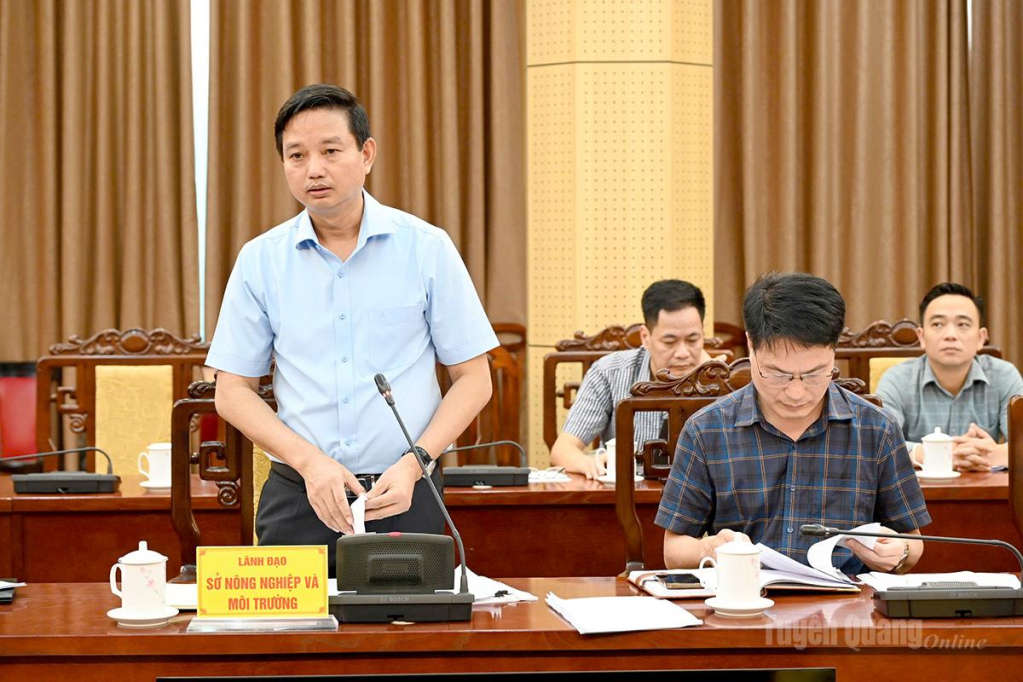 Lãnh đạo Sở Nông nghiệp và Môi trường tỉnh báo cáo tiến độ các dự án thủy lợi trên địa bàn tỉnh tại buổi làm việc.