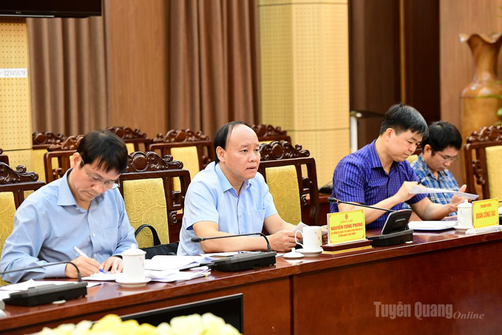 Đồng chí Nguyễn Tùng Phong, Cục trưởng Cục Quản lý và Xây dựng công trình thủy lợi, Bộ Nông nghiệp và Môi trường trao đổi tại buổi làm việc.
