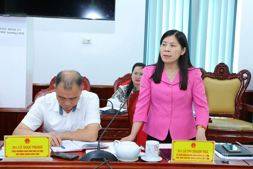 Đồng chí Lê Thị Thanh Trà, Uỷ viên BCH Đảng bộ tỉnh, Phó Chủ tịch HĐND tỉnh phát biểu ý kiến.