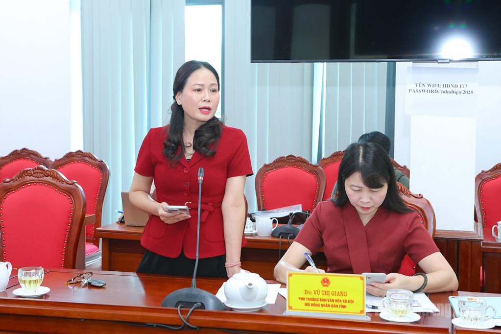 Đại biểu thành viên Ban Văn hóa - Xã hội, HĐND tỉnh phát biểu ý kiến.