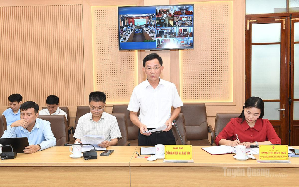 Lãnh đạo Sở Giáo dục và Đào tạo báo cáo tình hình hoạt động của các trường Phổ thông nội trú liên cấp và các trường học trên địa bàn tỉnh sau sắp xếp.