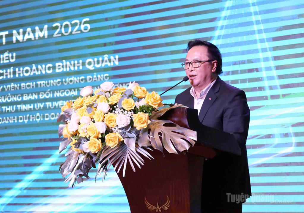 Đồng chí Hoàng Bình Quân, nguyên Uỷ viên Ban Chấp hành Trung ương Đảng, nguyên Trưởng Ban Đối ngoại Trung ương, nguyên Bí thư Tỉnh ủy Tuyên Quang, Chủ tịch danh dự Hội Doanh nhân trẻ Việt Nam trao đổi tại diễn đàn.