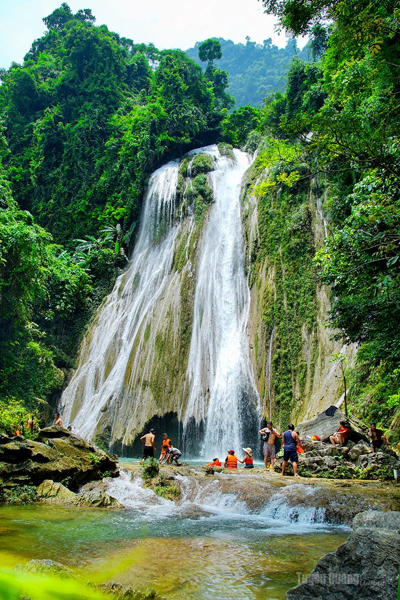 Du khách khám phá thác Khuổi Nhi.