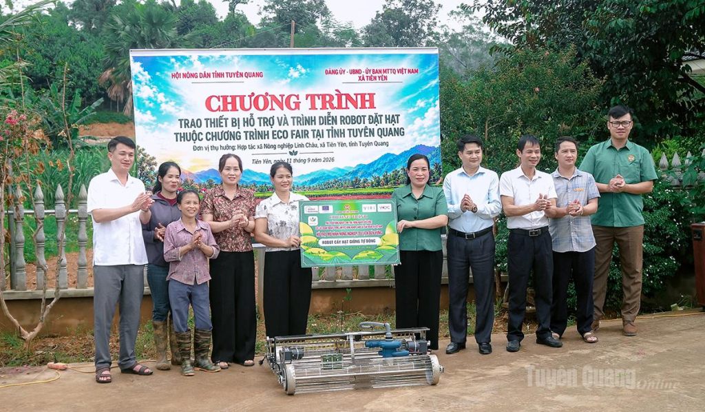 Lãnh đạo Hội nông dân tỉnh và lãnh đạo xã trao 01 Robot đặt hạt cho Hợp tác xã Nông nghiệp Linh Châu, xã Tiên Yên.
