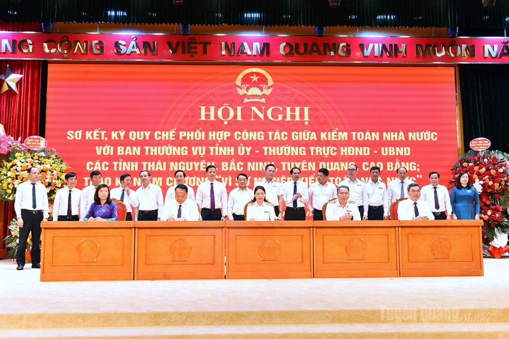 Các đồng chí lãnh đạo tỉnh Tuyên Quang ký Quy chế phối hợp với Kiểm toán Nhà nước.