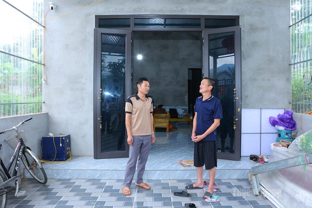 Ngôi nhà mới của gia đình anh Nguyễn Văn Kiều (bên phải), thôn Phúc Sơn, được hỗ trợ 60 triệu đồng xây dựng.