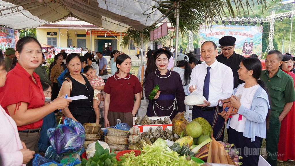 Chợ quê - chợ số xã Kiên Đài trưng bày, giới thiệu và bán các sản phẩm nông sản đặc trưng của xã.