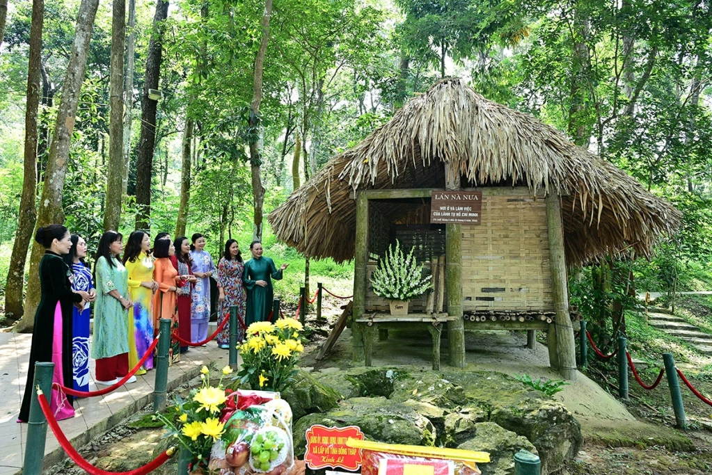Các đồng chí lãnh đạo, nguyên lãnh đạo nữ các cơ quan báo chí dâng hương, tham quan lán Nà Nưa.
