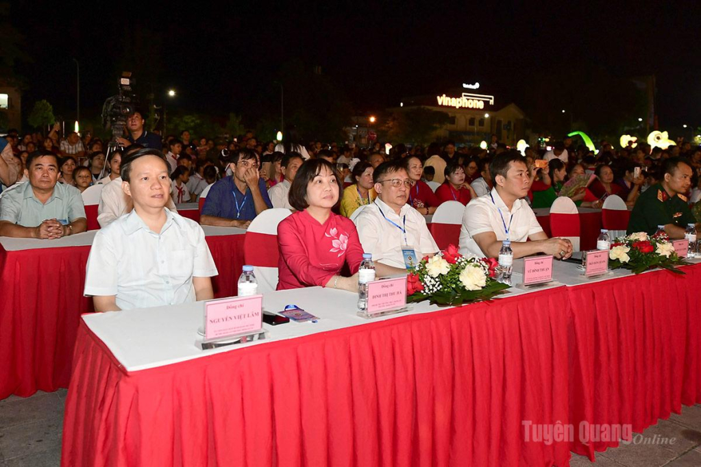 Đại biểu dự chương trình.