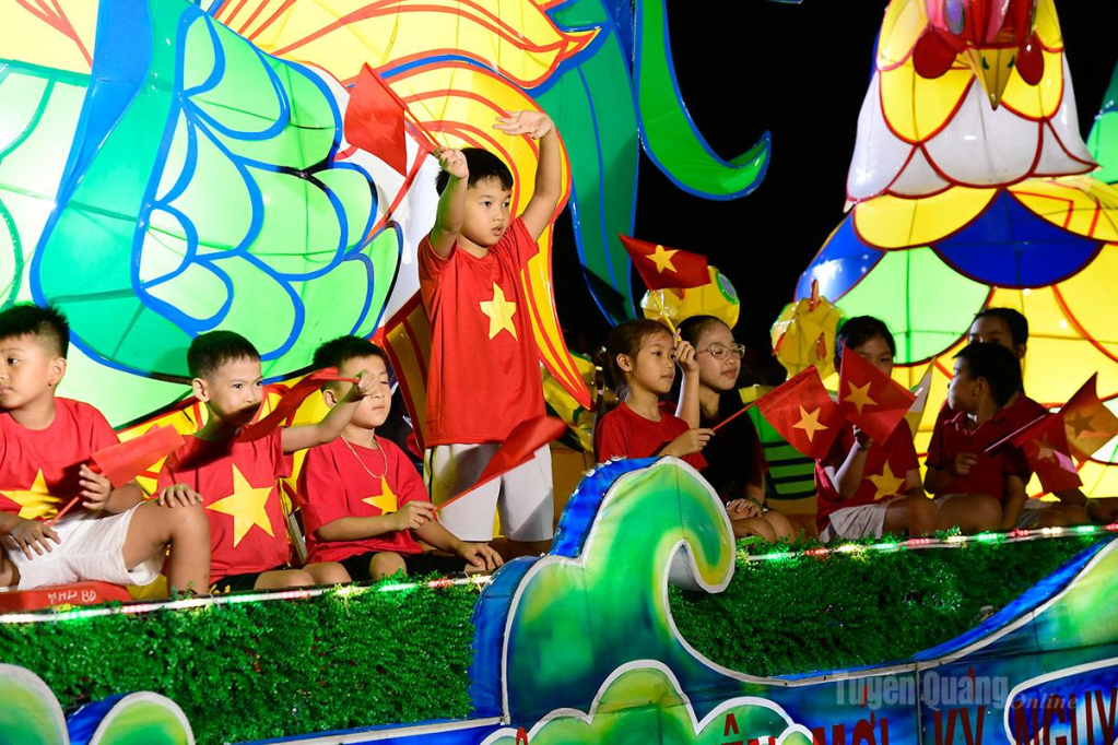 Trẻ em thích thú khi tham gia diễn diễu cùng các mô hình.