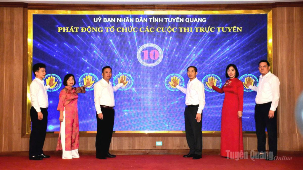 Các đại biểu thực hiện nghi thức bấm nút bắt đầu cuộc thi.