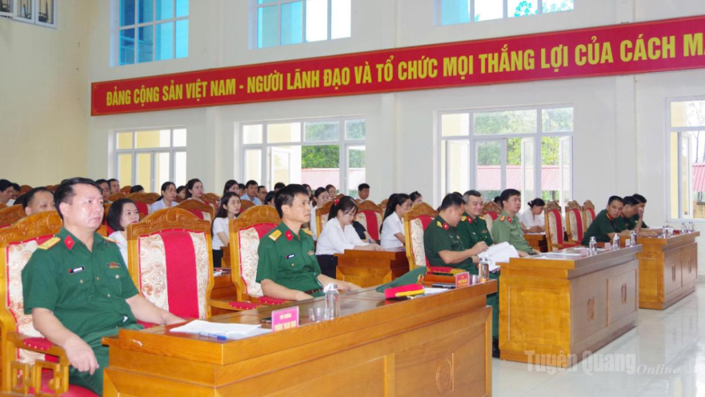 Các đại biểu và học viên dự khai mạc lớp học.