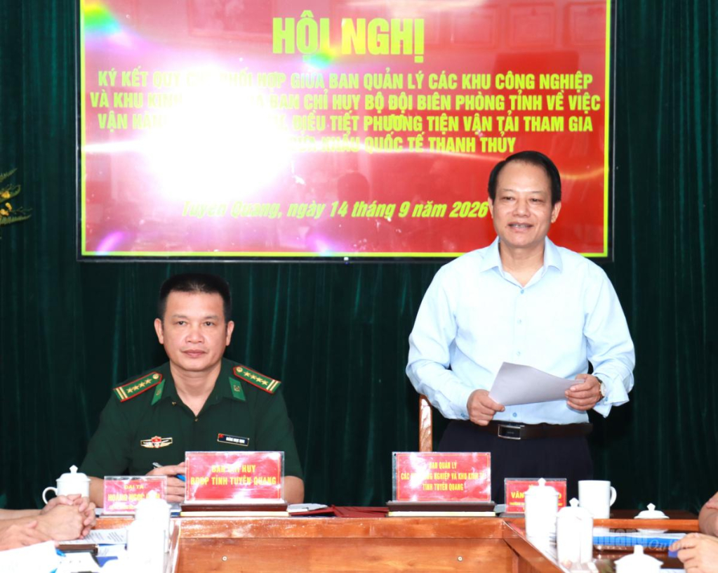Đồng chí Vân Đình Thảo, Uỷ viên Ban Thường vụ Tỉnh uỷ, Trưởng Ban Quản lý các khu công nghiệp và khu kinh tế tỉnh phát biểu tại hội nghị.