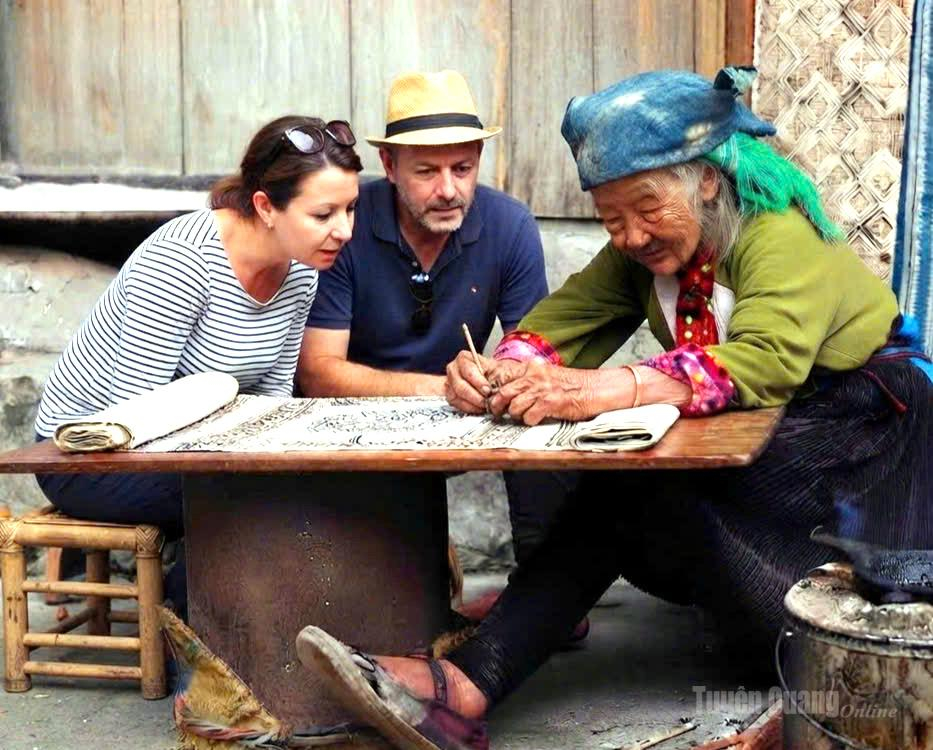  Du khách quốc tế  trải nghiệm vẽ sáp ong, tìm hiểu nghề dệt lanh truyền thống của người Mông tại Lùng Tám.