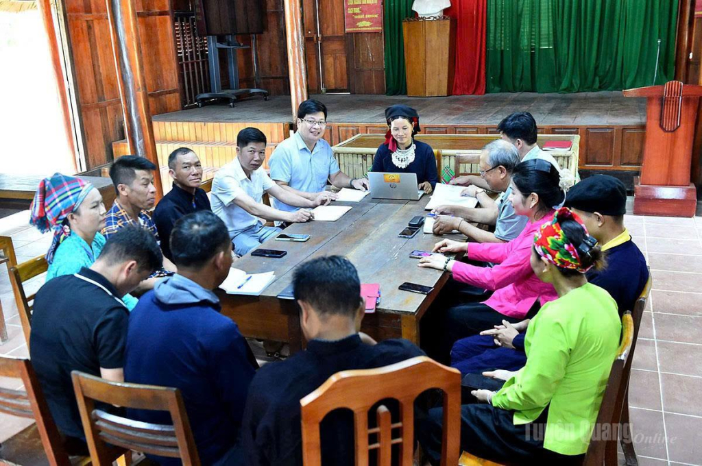  Một buổi sinh hoạt chuyên đề về chuyển đổi số tại Chi bộ Bản Khun, xã Bằng Lang.