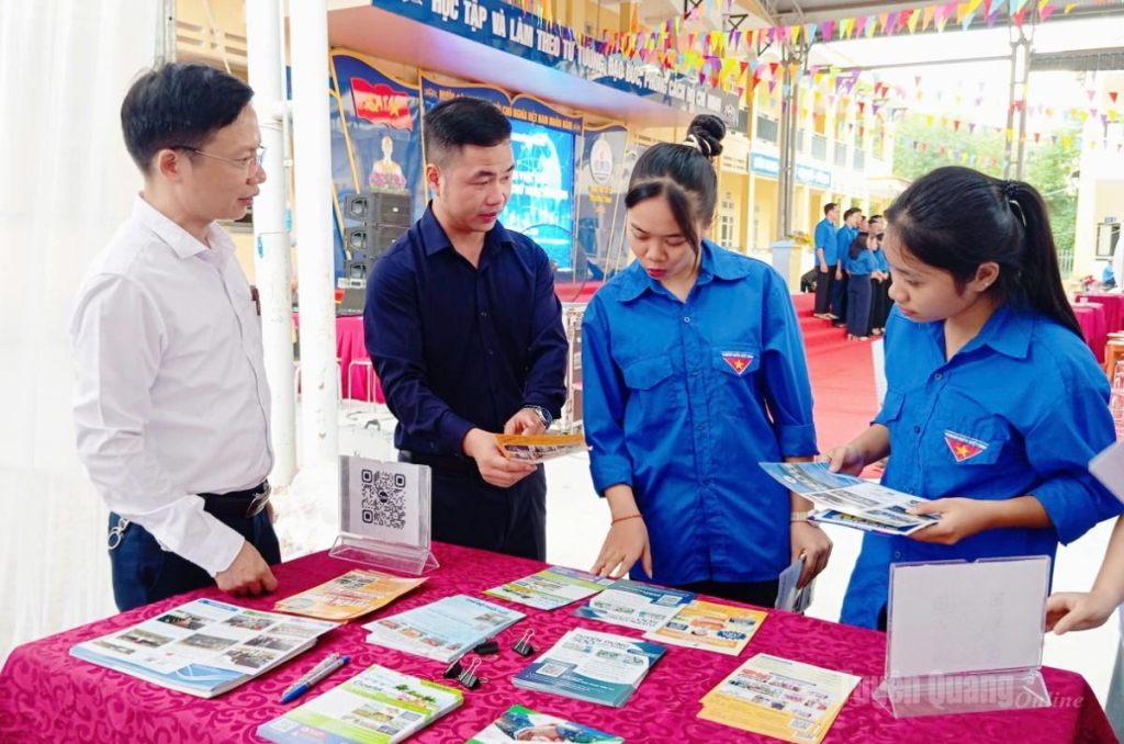 Người lao động, đoàn viên thanh niên tìm hiểu thông tin việc làm, học nghề tại các gian hàng.