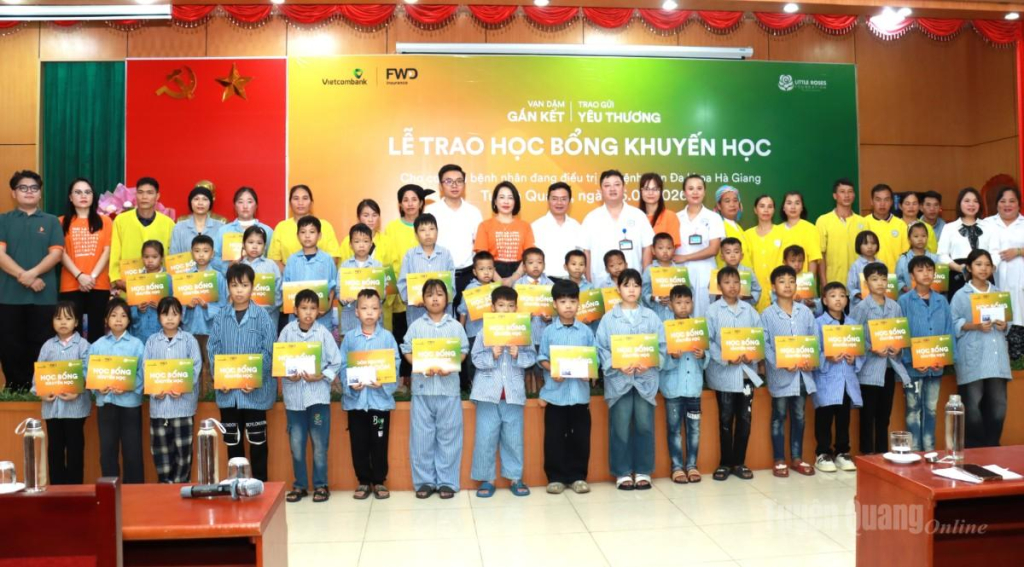 40 em học sinh có hoàn cảnh khó khăn đang điều trị bệnh tại Bệnh viện Đa khoa Hà Giang được nhận học bổng của các đơn vị tài trợ.