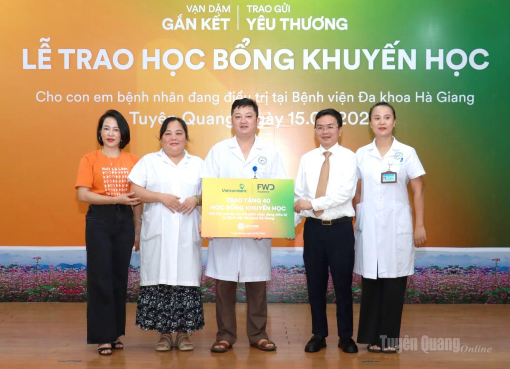 Các đơn vị trao biển tượng trưng 40 suất học bổng cho học sinh có hoàn cảnh khó khăn đang điều trị bệnh tại Bệnh viện Đa khoa Hà Giang.
