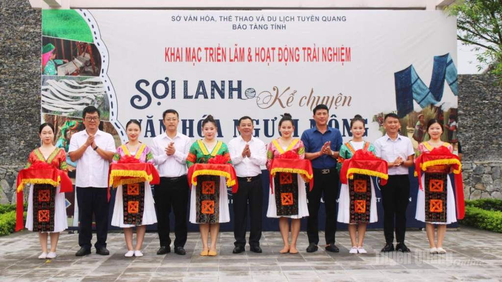 Các đại biểu cắt băng khai mạc triển lãm và hoạt động trải nghiệm “Sợi lanh kể chuyện văn hóa người Mông”.