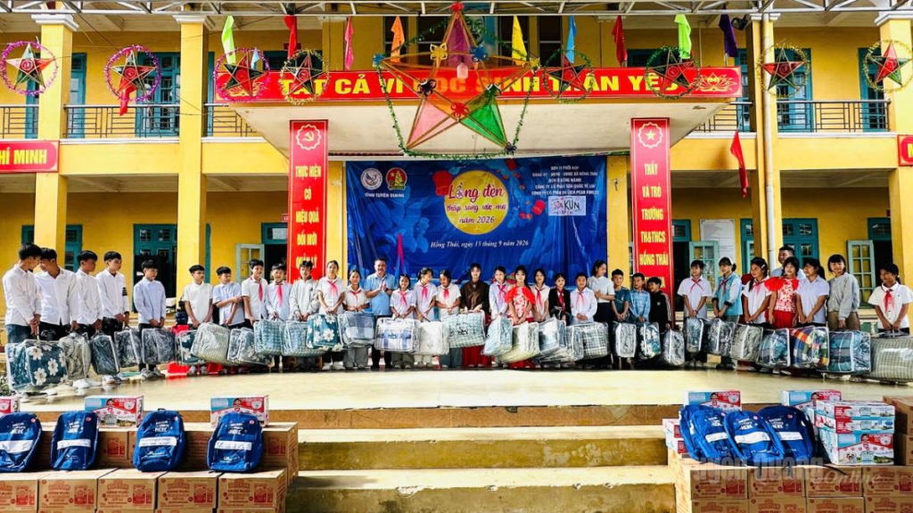 Các em học sinh nhận quà tại chương trình.