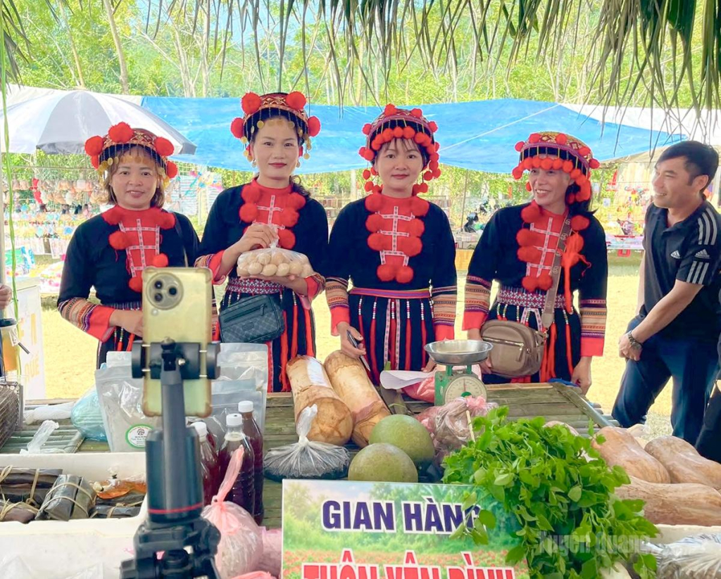 Người dân thôn Yên Bình, xã Kiên Đài livestream giới thiệu, quảng bá sản phẩm tại “Phiên chợ quê - Chợ số” năm 2026.