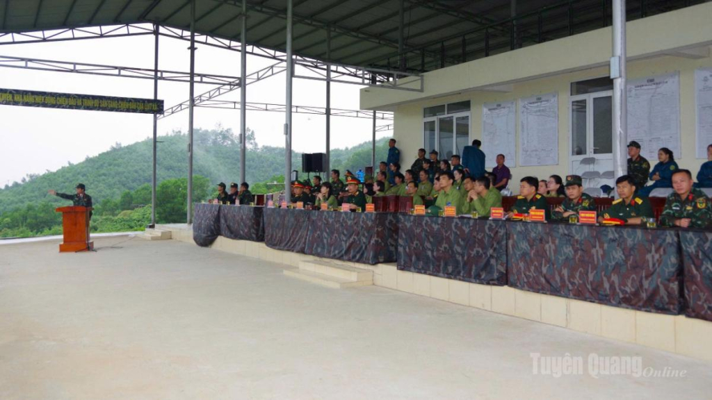 Các đại biểu dự luyện tập tổng hợp tác chiến trong khu vực phòng thủ.