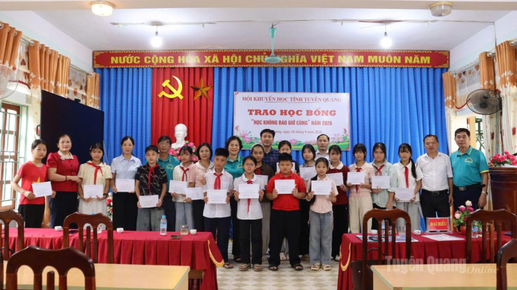 Hội Khuyến học tỉnh và lãnh đạo UBND xã Bắc Mê trao quà cho các em học sinh có hoàn cảnh khó khăn.